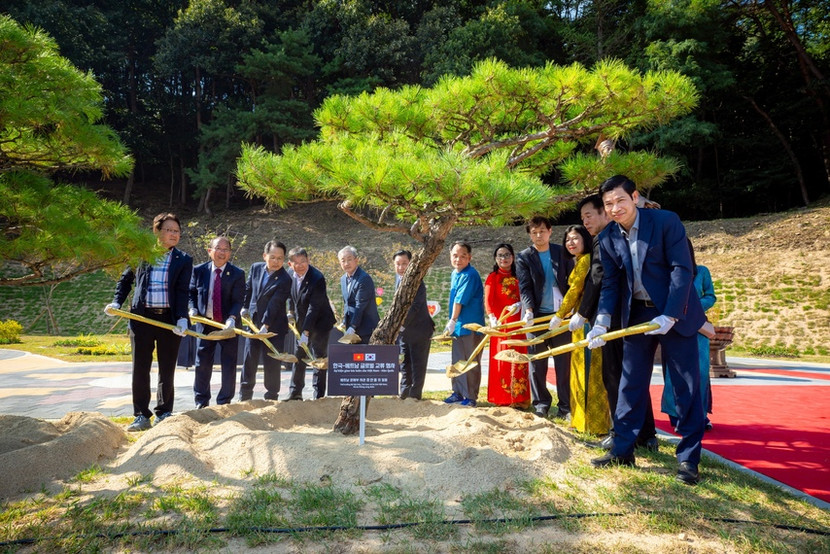 Lãnh đạo, đại biểu hai bên trồng cây lưu niệm, gửi gắm thông điệp vun đắp tình hữu nghị bền vững (Ảnh: Bộ VHTTDL)