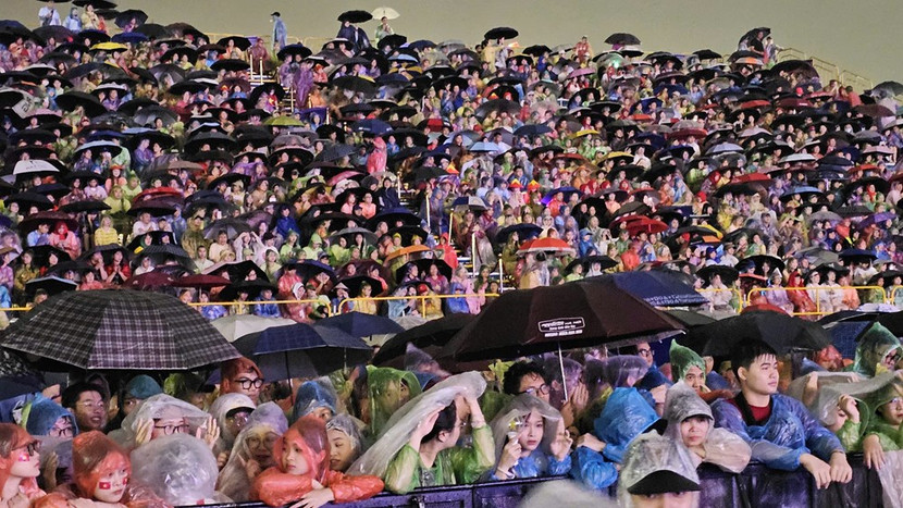 Rất đông khán giả đã tới với Concert từ rất sớm, bất chấp trời mưa to Rất đông khán giả đã tới với Concert từ rất sớm, bất chấp trời mưa to