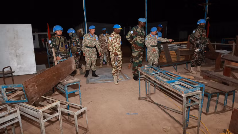 Đoàn Cố vấn quân sự thăm nơi sửa chữa bàn ghế cho các trường học của Đội công binh Việt Nam Đoàn Cố vấn quân sự thăm nơi sửa chữa bàn ghế cho các trường học của Đội công binh Việt Nam