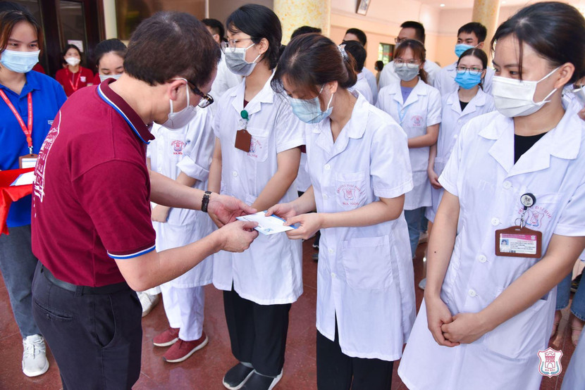 Sinh viên ĐH Y Hà Nội tiếp tục hỗ trợ vùng dịch lần thứ 3 trong vòng 10 ngày.