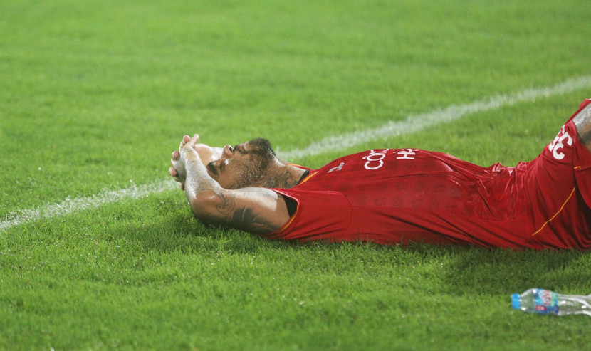 Jhon Cley đổ gục xuống sân ăn mừng bàn thắng vì đã cùng đồng đội chiến đấu đến giây phút cuối cùng