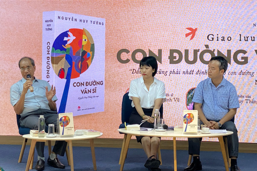Nhà văn Nguyễn Huy Thắng (trái)- con trai nhà văn Nguyễn Huy Tưởng tại buổi ra mắt sách Con đường văn sĩ
