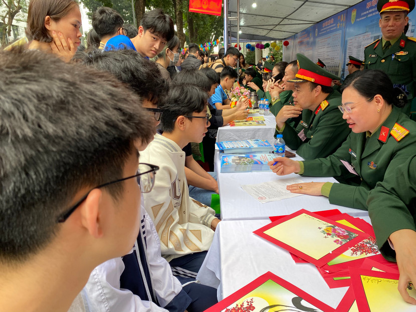 Chỉ có các trường Công an, Quân đội mới được yêu cầu thí sinh đặt nguyện vọng 1 để xét tuyển vào trường Chỉ có các trường Công an, Quân đội mới được yêu cầu thí sinh đặt nguyện vọng 1 để xét tuyển vào trường