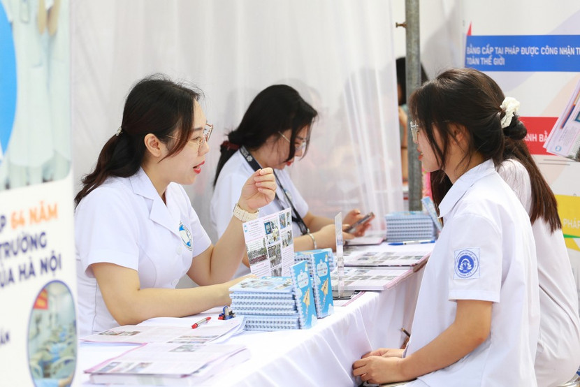 Học sinh được cung cấp thông tin hữu ích về ngành sức khỏe