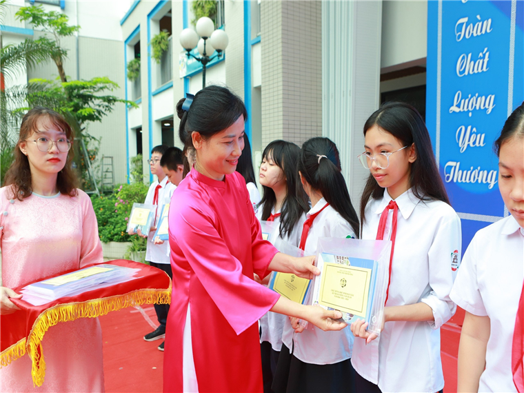 Đồng loạt các trường học tổ chức khen thưởng học sinh, chính thức bế giảng năm học 2023-2024 Đồng loạt các trường học tổ chức khen thưởng học sinh, chính thức bế giảng năm học 2023-2024