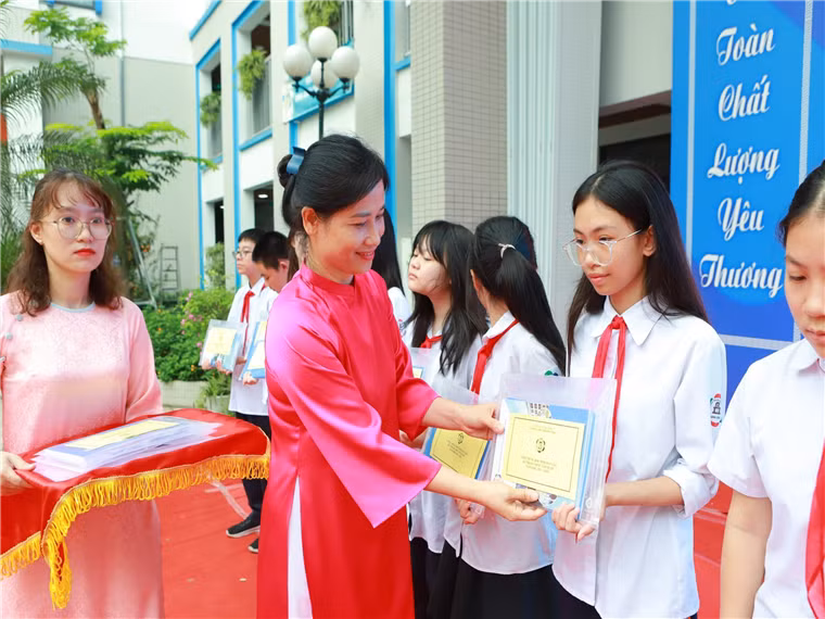 Đồng loạt các trường học tổ chức khen thưởng học sinh, chính thức bế giảng năm học 2023-2024 Đồng loạt các trường học tổ chức khen thưởng học sinh, chính thức bế giảng năm học 2023-2024