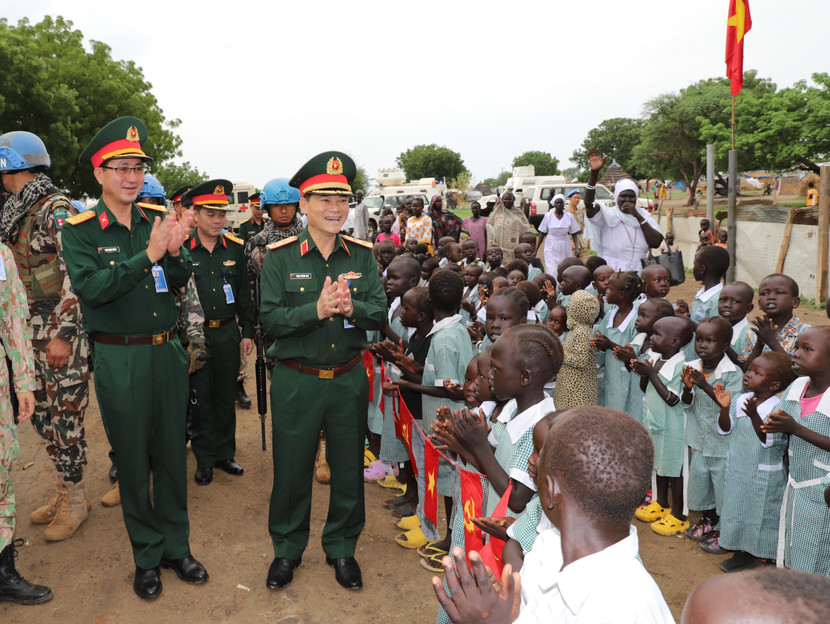 Đoàn công tác đã cùng Đội công binh số 2 và chính quyền địa phương tham dự lễ khánh thành và bàn giao 2 lớp học và bếp ăn cho trường liên cấp Nyinkuac