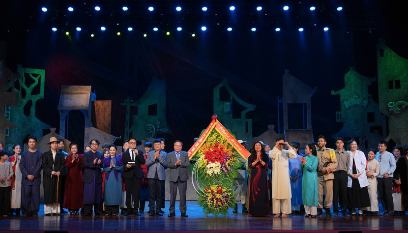 Đồng chí Nguyễn Văn Phong – Phó Bí thư Thường trực Thành ủy Hà Nội đã lên sân khấu gửi lời chúc mừng, đồng thời trao tặng những bó hoa tri ân đến toàn bộ ê-kíp thực hiện Đồng chí Nguyễn Văn Phong – Phó Bí thư Thường trực Thành ủy Hà Nội đã lên sân khấu gửi lời chúc mừng, đồng thời trao tặng những bó hoa tri ân đến toàn bộ ê-kíp thực hiện