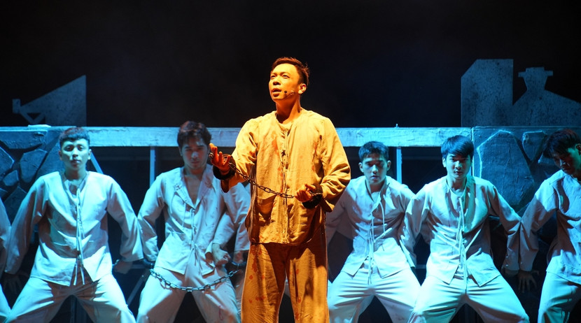 Ca sĩ Lê Việt Anh đã thể hiện phân cảnh đầy gai góc này một cách xuất sắc, đưa khán giả chạm đến đỉnh cao của cảm xúc Ca sĩ Lê Việt Anh đã thể hiện phân cảnh đầy gai góc này một cách xuất sắc, đưa khán giả chạm đến đỉnh cao của cảm xúc