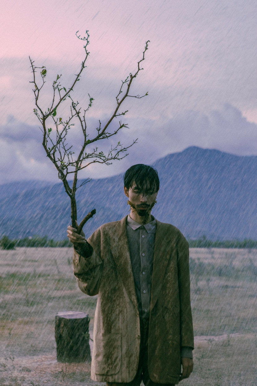 Ở bản rap này, Đen Vâu hóa thân thành một cái cây, chứng kiến mọi cung bậc cảm xúc của cô gái mà mình yêu