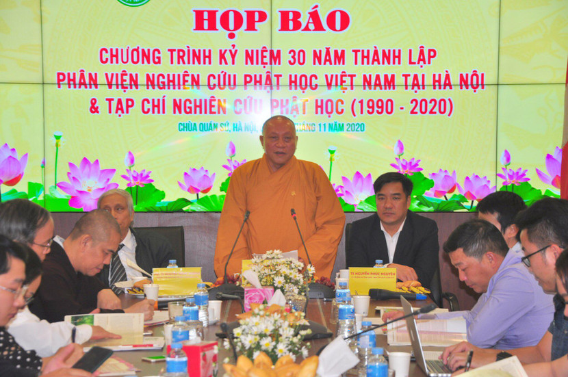 Hòa thượng Thích Gia Quang, Phó Chủ tịch Hội đồng trị sự Giáo hội Phật giáo Việt Nam, Viện trưởng Phân viện Nghiên cứu Phật học Việt Nam tại Hà Nội, Tổng Biên tập Tạp chí Nghiên cứu Phật học chủ trì họp báo (ảnh: Anh Minh)
