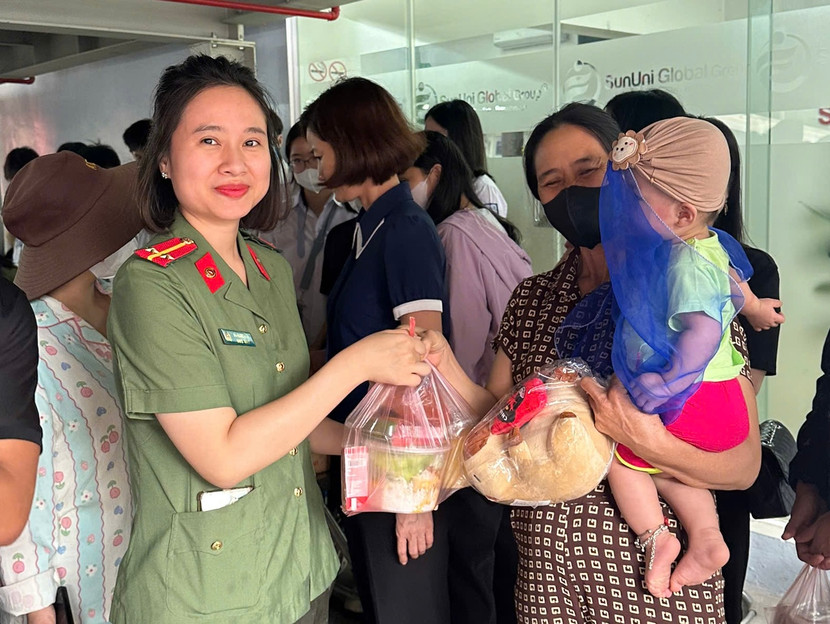 Hội Phụ nữ Thanh tra CATP trao tặng nhiều phần quà góp phần động viên tinh thần cho các bệnh nhi Hội Phụ nữ Thanh tra CATP trao tặng nhiều phần quà góp phần động viên tinh thần cho các bệnh nhi