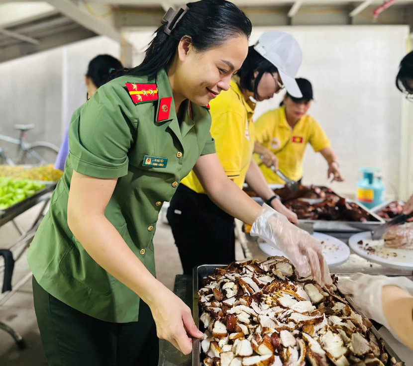 Các suất ăn được chuẩn bị chu đáo, bảo đảm đủ chất dinh dưỡng và an toàn vệ sinh thực phẩm. Các suất ăn được chuẩn bị chu đáo, bảo đảm đủ chất dinh dưỡng và an toàn vệ sinh thực phẩm.