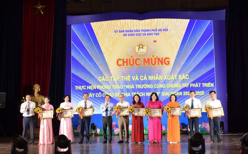Lãnh đạo ngành GD-ĐT Hà Nội khen thưởng các cá nhân, tập thể xuất sắc trong phong trào "Nhà trường cùng chung tay phát triển - Thầy cô cùng sẻ chia trách nhiệm"