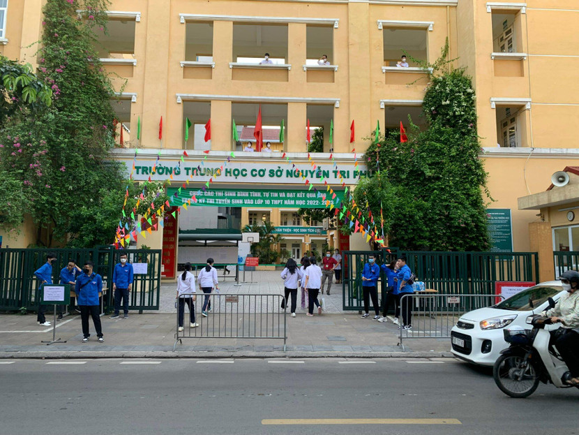 Sáng 19-6, nhiều thí sinh đến điểm đi sớm để tránh nắng nóng