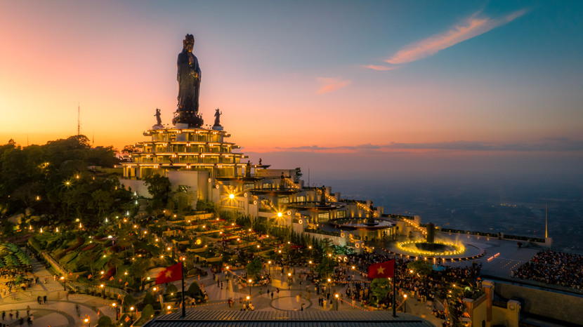 Đỉnh núi Bà Đen trong đêm dâng đăng. Ảnh: Nguyễn Minh Tú