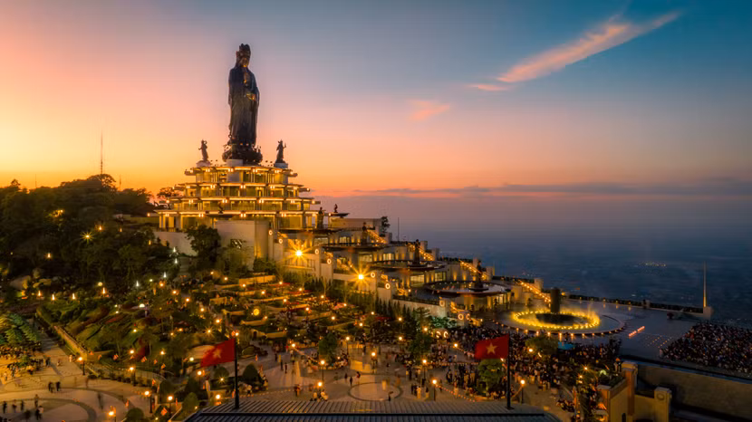 Đỉnh núi Bà Đen trong đêm dâng đăng. Ảnh: Nguyễn Minh Tú