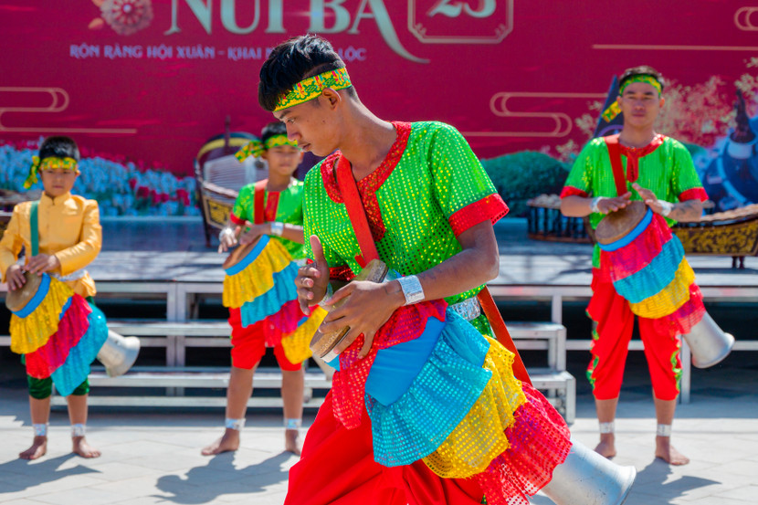 Múa trống Chhay dăm - di sản văn hoá phi vật thể tại Tây Ninh sẽ được trình diễn trong Ngày Tây Ninh tại Hà Nội. Ảnh: Sun World Ba Den Mountain
