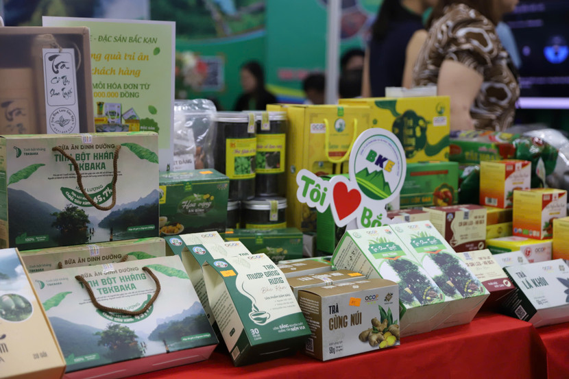Nhiều đặc sản địa phương được giới thiệu tại Hội chợ