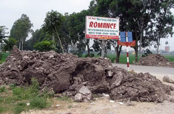 Những đống phế thải còn "tươi nguyên" tại thời điểm sáng 10-8-2011 Những đống phế thải còn "tươi nguyên" tại thời điểm sáng 10-8-2011