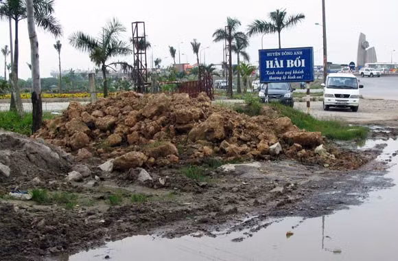 Đất, phế thải xây dựng đổ tràn ngay đầu đường Hải Bối Đất, phế thải xây dựng đổ tràn ngay đầu đường Hải Bối