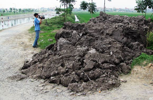 Nhiều loại phế thải "khủng" được đổ ra đường đã được PV ANTĐ ghi hình chi tiết Nhiều loại phế thải "khủng" được đổ ra đường đã được PV ANTĐ ghi hình chi tiết