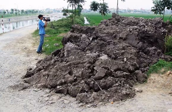 Nhiều loại phế thải "khủng" được đổ ra đường đã được PV ANTĐ ghi hình chi tiết Nhiều loại phế thải "khủng" được đổ ra đường đã được PV ANTĐ ghi hình chi tiết