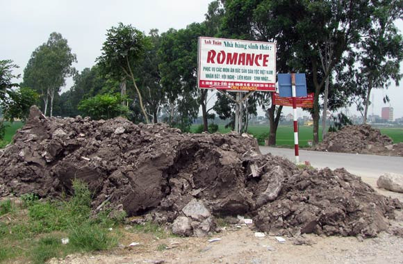 Những đống phế thải còn "tươi nguyên" tại thời điểm sáng 10-8-2011 Những đống phế thải còn "tươi nguyên" tại thời điểm sáng 10-8-2011