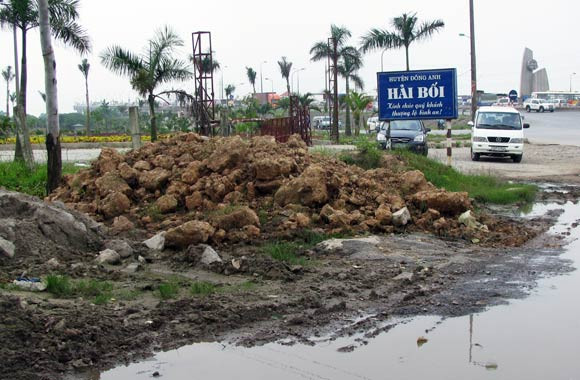 Đất, phế thải xây dựng đổ tràn ngay đầu đường Hải Bối Đất, phế thải xây dựng đổ tràn ngay đầu đường Hải Bối