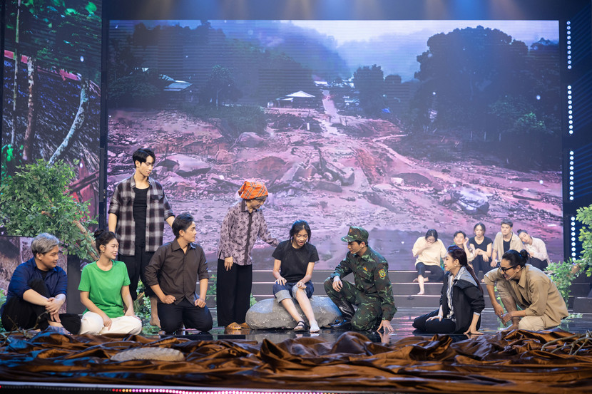 Câu chuyện về cơn bão Yagi đổ bộ các tỉnh phía Bắc gây nên thiệt hại lớn về người và của cũng được tái hiện chân thực trên sân khấu Táo Xuân 2025.