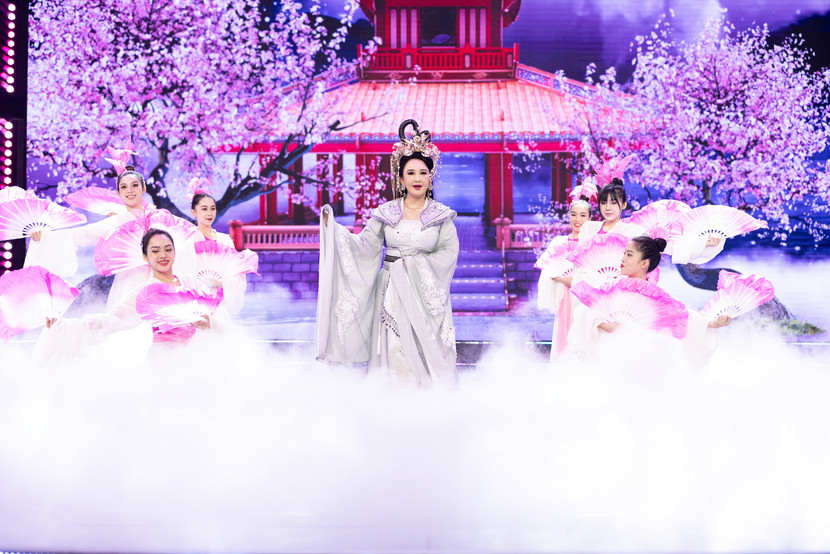 Trong vai Hằng Nga, Hoa hậu Lê Hoàng Phương một lần nữa cho thấy tinh thần nhiệt huyết, hết mình trên sân khấu