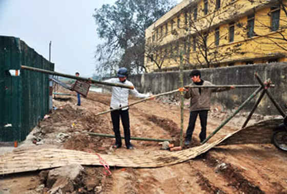 Dù chưa được bàn giao mặt bằng, nhưng đơn vị thi công vẫn lập hàng rào tôn quanh dự án, hành vi sai trái này như thách thách quy định của pháp luật!