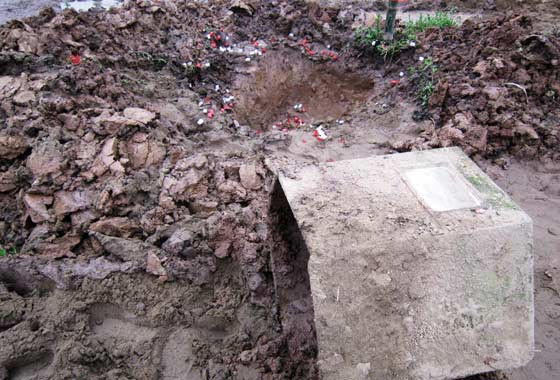 Khi phát hiện việc san cát của Công ty CP Quốc tế CT Việt Nam, một số ngôi mộ đã được người thân tổ chức di dời tránh bị vùi lấp Khi phát hiện việc san cát của Công ty CP Quốc tế CT Việt Nam, một số ngôi mộ đã được người thân tổ chức di dời tránh bị vùi lấp