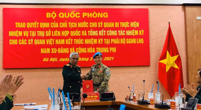 Thượng tướng Nguyễn Chí Vịnh, Thứ trưởng Bộ Quốc phòng trao quyết định của Chủ tịch nước cho Trung tá Trần Đức Hưởng