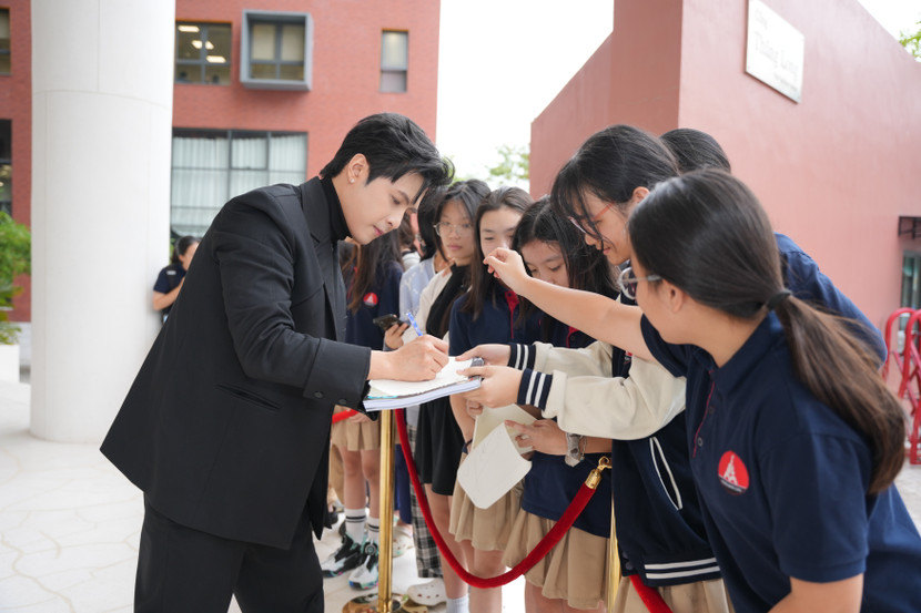 Gin Tuấn Kiệt thành thầy giáo trong trường học siêu sao