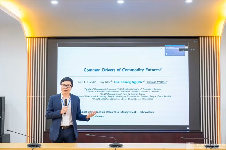 Tại Hội thảo, các nhà khoa học, diễn giả đặc biệt quan tâm tới nội dung trình bày của GS.TS. Nguyễn Đức Khương - Giám đốc Điều hành Trường Kinh doanh EMLV &amp; Giám đốc Phát triển Quốc tế, Giáo dục Đại học De Vinci, Pháp với chủ đề “Common Drivers of Commodity Futures? (Những nhân tố căn bản ảnh hưởng đến hàng hóa tương lai)