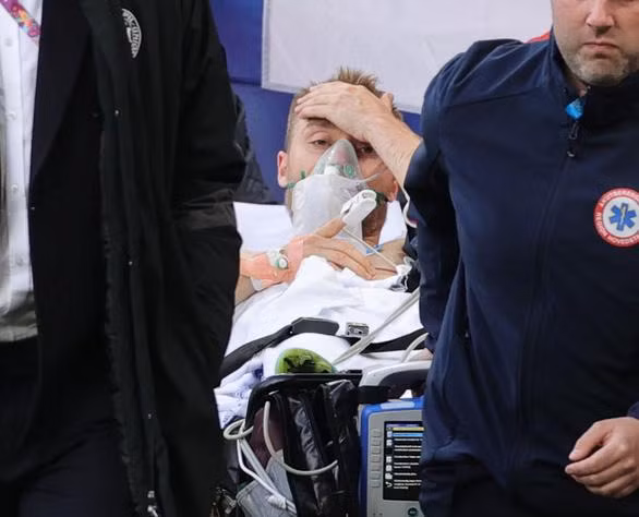 Eriksen mở mắt khi rời sân