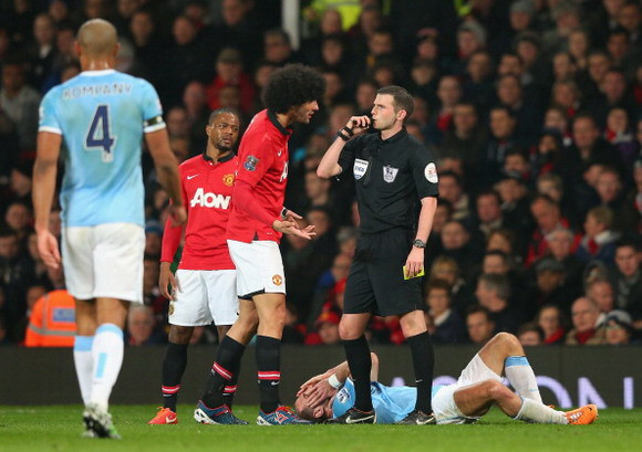 Fellaini lên tiếng sau cú "cùi chỏ" vào mặt Zabaleta ảnh 1