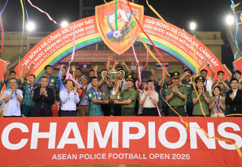 Thượng tướng Trần Quốc Tỏ - Ủy viên Trung ương Đảng, Thứ trưởng Bộ Công an trao Cúp vô địch cho đội CAND Việt Nam II