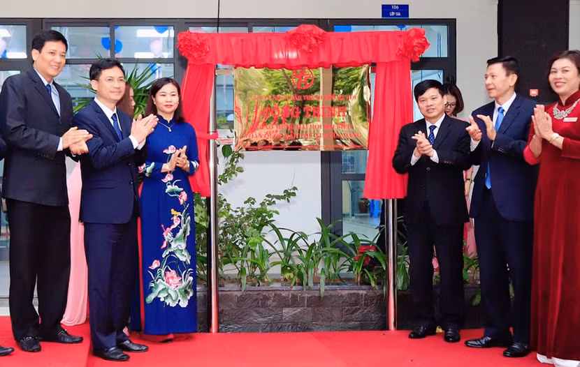 Công trình trường Tiểu học Thịnh Hào được gắn biển chào mừng Đại hội đại biểu toàn quốc lần thứ XIII của Đảng