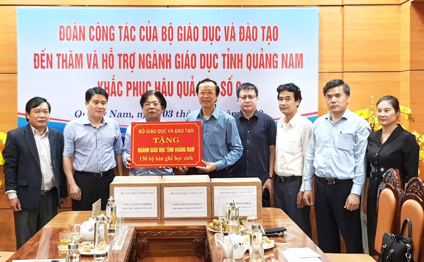 Đoàn công tác Bộ GD-ĐT trao tặng gần 10 tỷ đổng hỗ trợ 4 tỉnh miền Trung trước thiệt hại nghiêm trọng do bão lũ Đoàn công tác Bộ GD-ĐT trao tặng gần 10 tỷ đổng hỗ trợ 4 tỉnh miền Trung trước thiệt hại nghiêm trọng do bão lũ