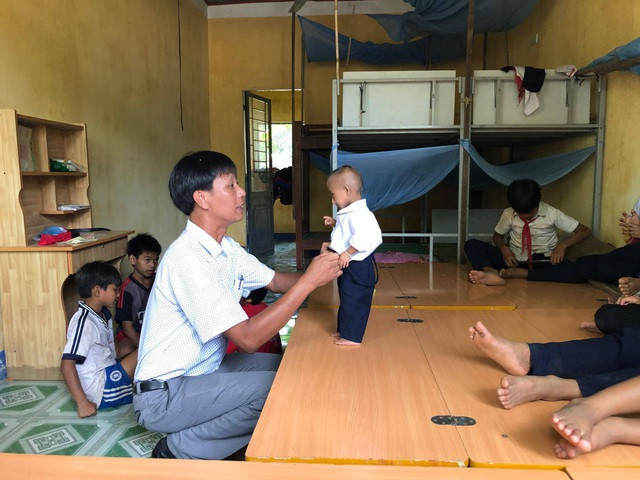 Cậu học trò tí hon Đinh Văn K'Rể được thầy hiệu trưởng Đặng Văn Cương nhận nuôi từ 5 tuổi Cậu học trò tí hon Đinh Văn K'Rể được thầy hiệu trưởng Đặng Văn Cương nhận nuôi từ 5 tuổi
