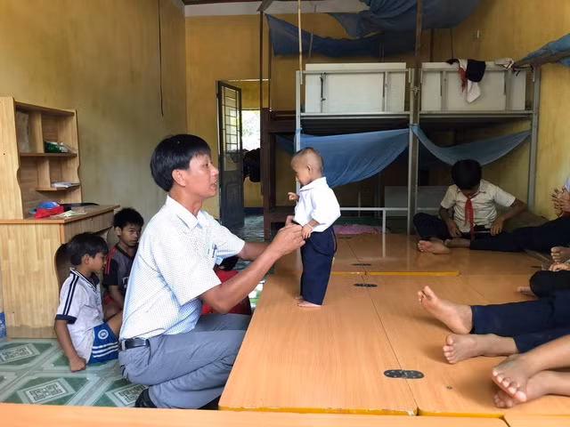 Cậu học trò tí hon Đinh Văn K'Rể được thầy hiệu trưởng Đặng Văn Cương nhận nuôi từ 5 tuổi