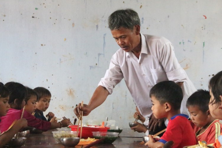 Thầy A Phiên, giáo viên cụm Đắk Ka, Trường PTDT bán trú Tiểu học – THCS Tu Mơ Rông (huyện Tu Mơ Rông, Kon Tum) cùng các thầy cô trích một khoản tiền hàng tháng để nấu ăn cho học sinh của mình.