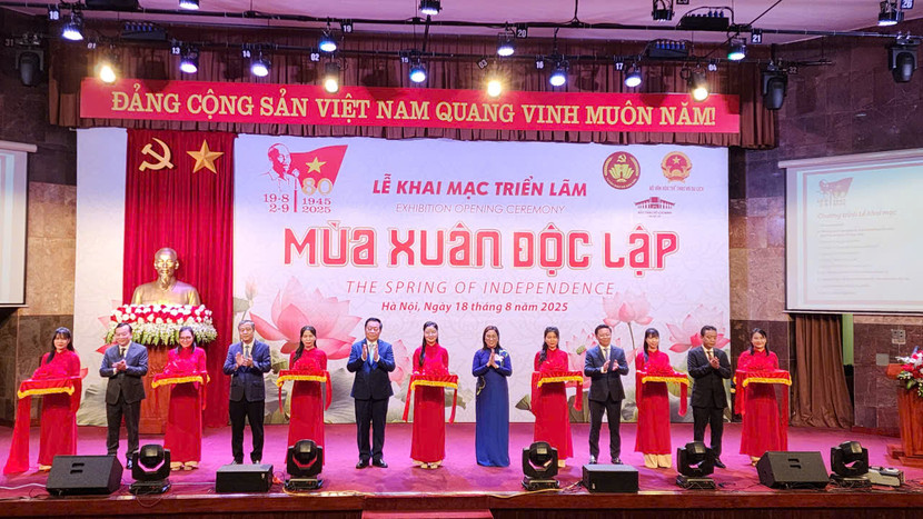 Các đại biểu cắt băng khai mạc triển lãm tranh sơn mài khổ lớn "Mùa Xuân độc lập" Các đại biểu cắt băng khai mạc triển lãm tranh sơn mài khổ lớn "Mùa Xuân độc lập"