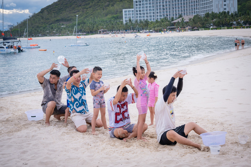 Các bố con chơi các trò chơi trên bãi biển Các bố con chơi các trò chơi trên bãi biển