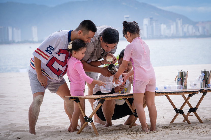 Các bố con chơi các trò chơi trên bãi biển Các bố con chơi các trò chơi trên bãi biển