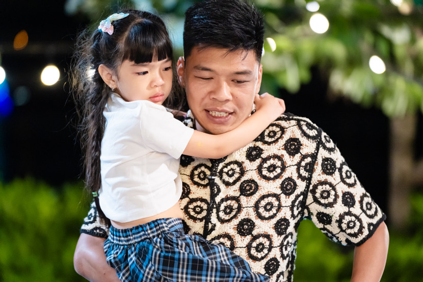 Bố Trung Ruồi bế con gái Dứa ra nhập tiệc cùng các bạn nhưng cô bé rất uể oải Bố Trung Ruồi bế con gái Dứa ra nhập tiệc cùng các bạn nhưng cô bé rất uể oải