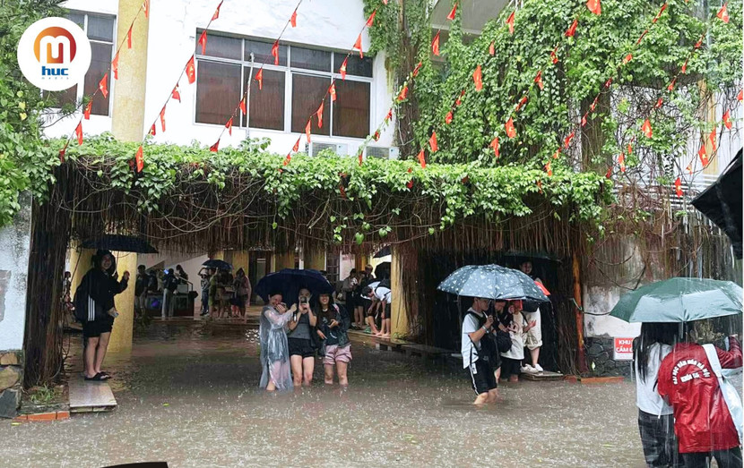 Mưa ngập vào sân trường ĐH Văn hoá chiều 30/9 (NVCC)