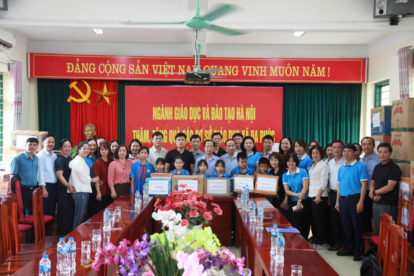 40 tấn hàng hóa, quà tặng với 25 mặt hàng gồm nhu yếu phẩm thiết yếu đã được chuyển tới người dân hai xã Đa Phúc, Trung Giã 40 tấn hàng hóa, quà tặng với 25 mặt hàng gồm nhu yếu phẩm thiết yếu đã được chuyển tới người dân hai xã Đa Phúc, Trung Giã